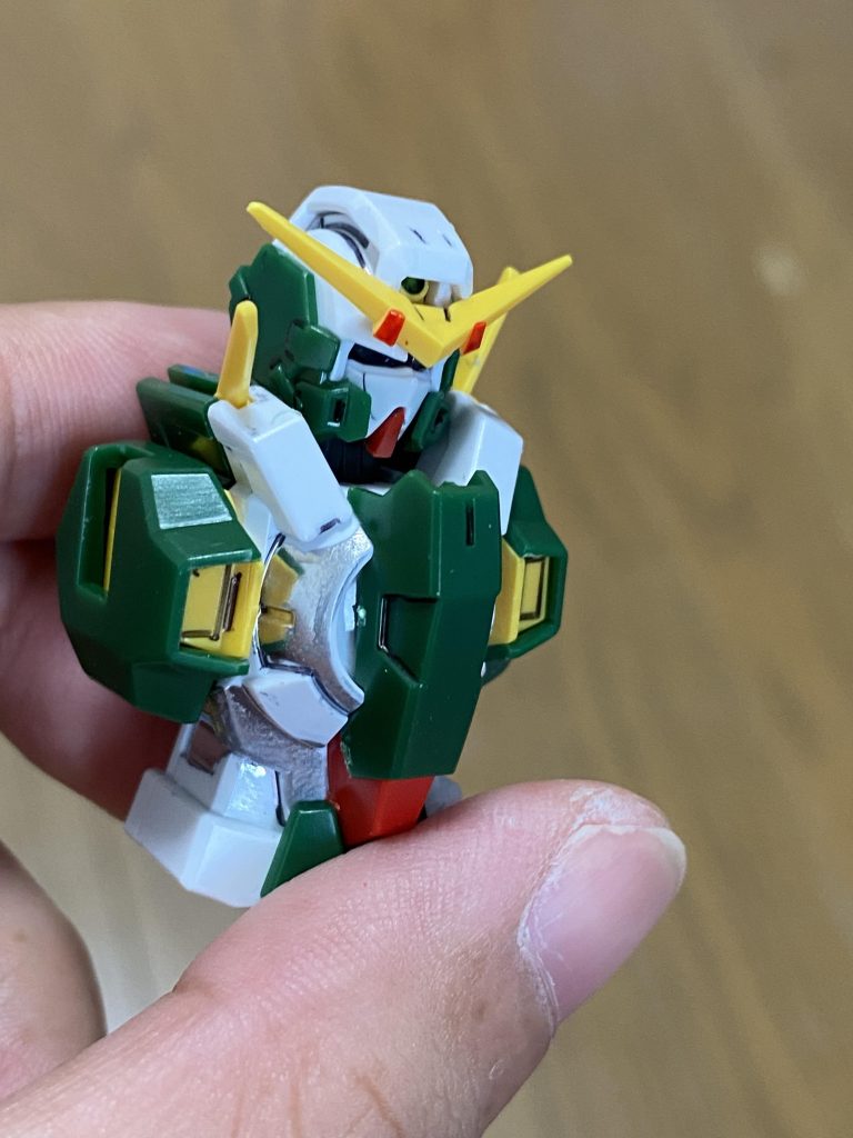 MGだと少し筋入ってたり、アンテナの所にも赤く塗ってあったのでちょっとだけ手を加えてみました！胴体の所はシールでなく、銀メッキタイプのマーカーで塗りました！