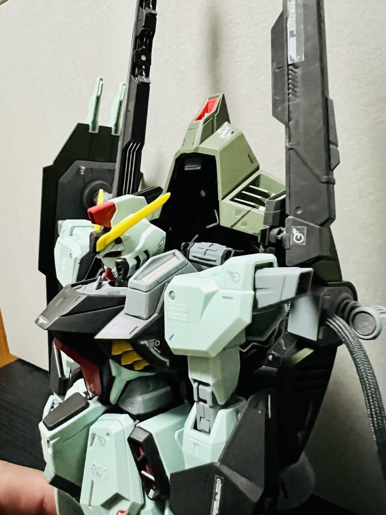 強襲形態?のギミック面白いですね。背負い物を被せると連動して頭部が下がるのはなんだか可愛いw↑↓