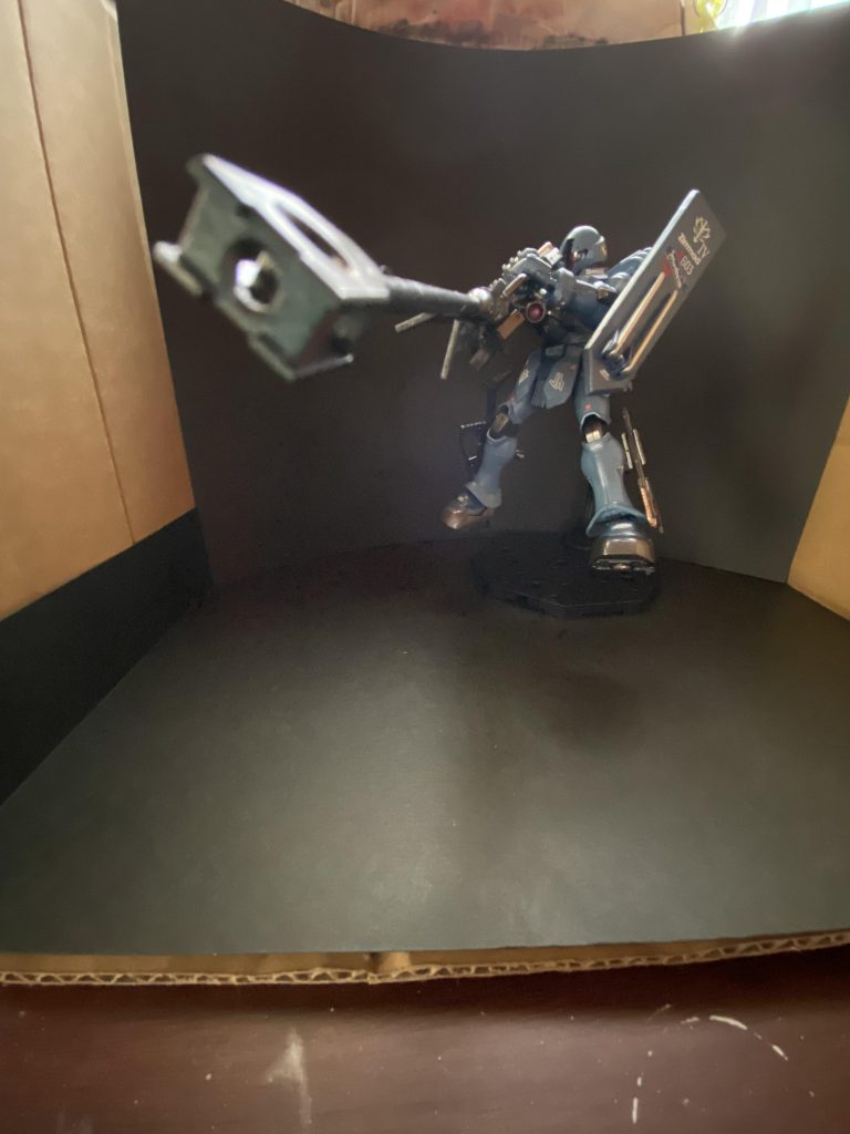 ザクマシンガン、ヒートホーク、シュツルムファウストに加え、バリアブルロッドライフルも驚きの長さを誇る、135ミリ対艦ライフルなる男子みんな大好き巨大武装もこのキットの売りのひとつです。機体サイズは通常なんですが、長尺物により、撮影時の構図に若干苦労する一コマもw