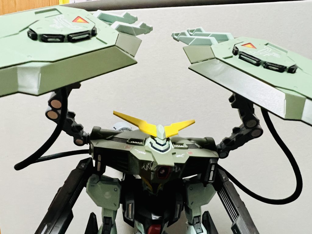 シールドのゲシュマイりっひ?なんとか・・名前忘れたw仕上がりが汚いですが、ミラコロ操作する所?を部分塗装するだけでいい感じになりますね(*•̀ᴗ•́*)👍素組みのままだと薄緑のままっす(๑•̀ㅂ•́)و✧