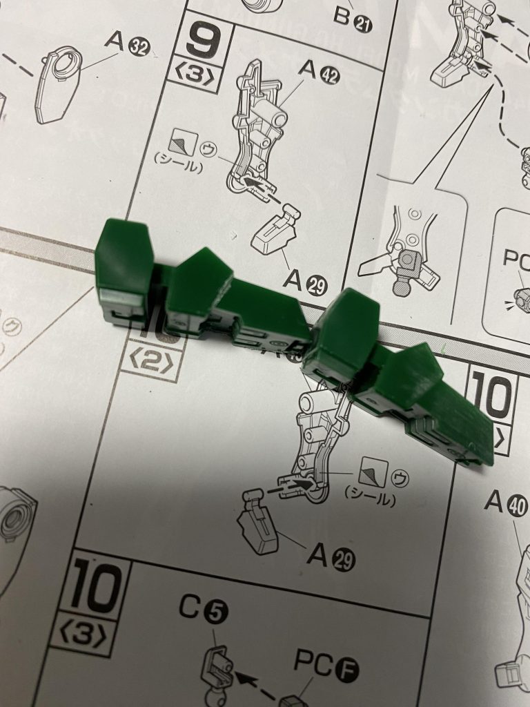 左が筋彫りした後、右がやる前