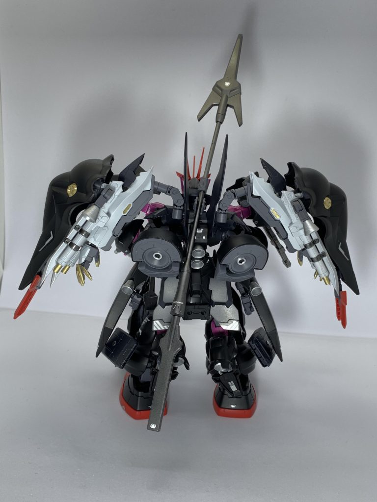 元より重装甲のディランザをさらに重装甲・重武装化し、低下した機動性を推進装置の増強で補う、より操縦の難しいピーキーな機体となっています。基本的には既存技術のみでエアリアルの性能に無理やり近付ける、非常に強引な仕様となっているため、操縦性を含めて総合性能では原型機に劣るものの、新たに意思拡張AIのようなものが制御系に組み込まれているので、性能の最大値は向上しています。