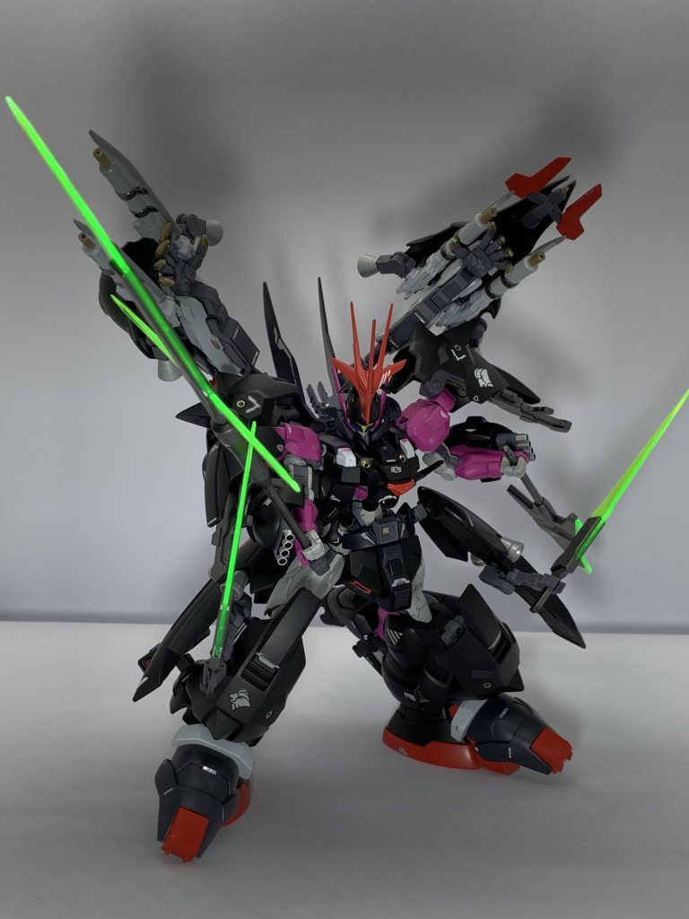 近接戦闘時は背部ユニットを含めた計4基のサブアームユニットを展開し、手数の暴力で圧倒します。