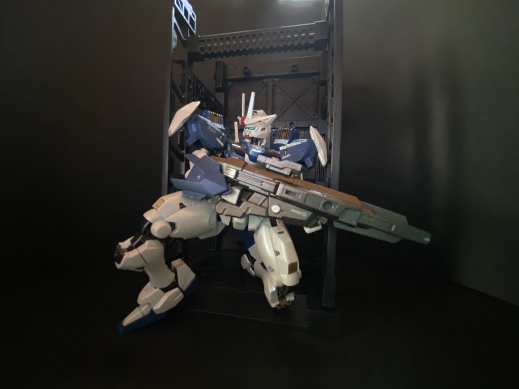 水星の魔女はずっとリアタイ視聴していたのですが、最初のエアリアルのデザインはあまり自分好みでは無く、改修型として生まれ変わった時、カッコいい！と一目惚れし、水星シリーズで初めて購入したキットとなりました。組みやすさや、少パーツ設計、合わせ目の無さ、色分け、可動域、ギミックの再現など、全てが高次元でバランスの取れたキットであり、ガンプラ最新フォーマットの進化を身をもって感じました。セカンドシーズンキービジュアルの片膝立ちのポーズも、カッコよく難なく決まります！