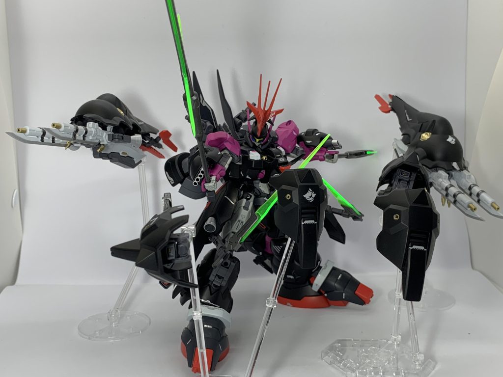 肩や膝などの一部アーマーは本体から分離させ、アーマービットとして運用することが可能。シン・セー開発公社脅威の技術力です。本来パイロットにかかる負担はルブリスAI…….もとい、意思拡張AIが負担するので、グエルさんはディランザ本体の操縦に専念できます。