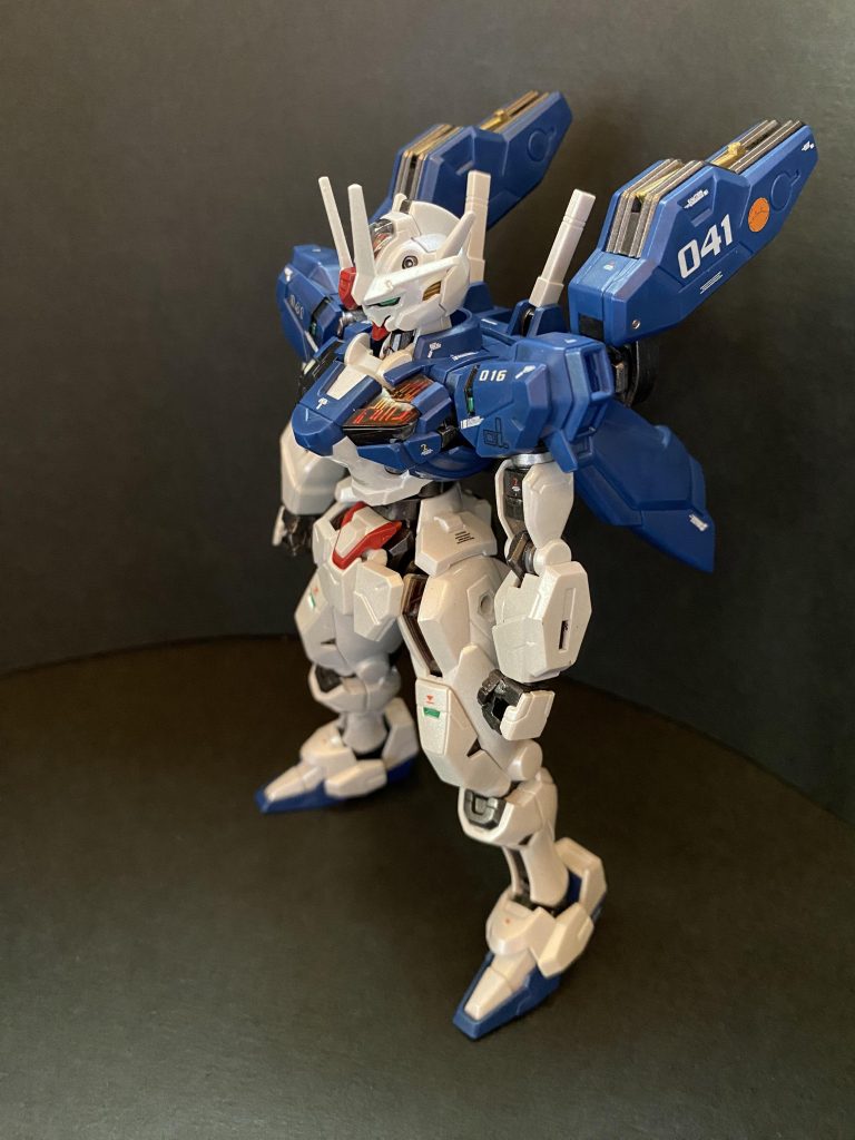 アスティカシア高等専門学園の学生が乗るモビルスーツが改修の為に数週間前に搬入されて来たのだが、開発元のシン・セー開発公社から出向してきた技術責任者兼代表が、どうやらかなりの変わり者だったらしい。