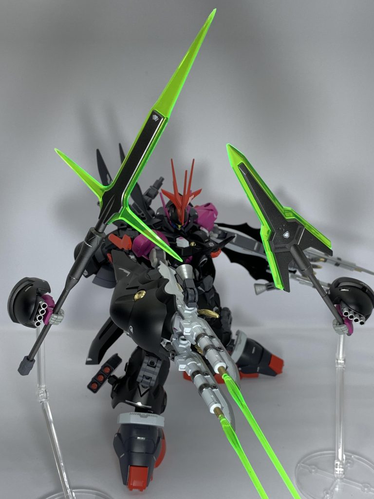 また、本機ではダリルバルデに使用されている腕部のドローン化と換装システムを参考にした機能も盛り込まれており、バックパックの大型サブアームをメインアームに換装することができます。パクリではなくフィードバックです。