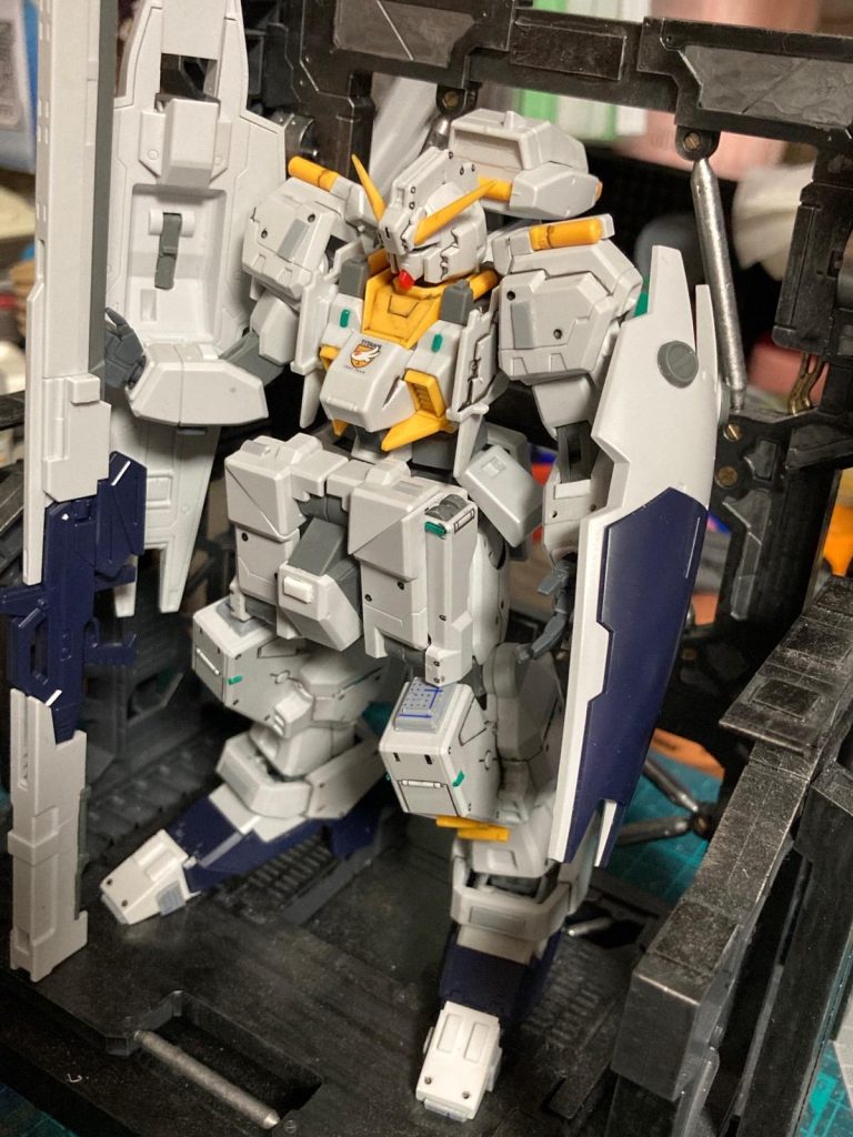 肩周りにスジボリを追加してます