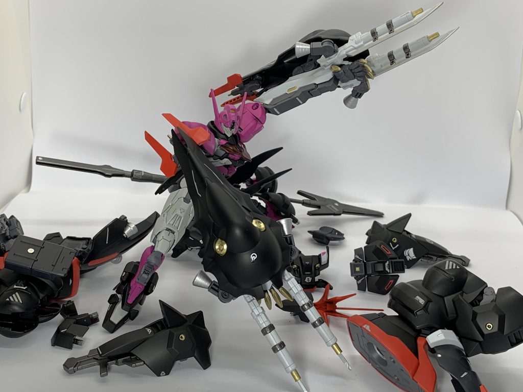 GUND制御はルブリス本体が行っているので、この状態でもアーマービットの使用は可能。武装数が減った代わりに、身軽になったことで増した運動性能によりグエルさんの技量的な強みを生かした戦いができるようになります。なお、配色についてはあくまでグエルカラーであり、特に火星のA級ジャンパーの方とは関係ないと思います。