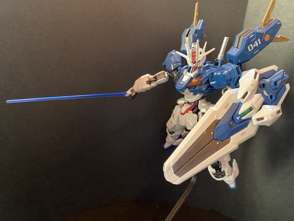 損傷具合はかなりのもので、人によれば新しい機体に乗り換えを考えてもおかしくないレベルだったらしいが、よほどの愛着があるのか、大部分を新造部品に作り替えて、機体を『再建造』、以前の性能よりもアップデートさせるプランのようだ。機体のロールアウトまでには、まだ数週間以上の時間を要するようであった。