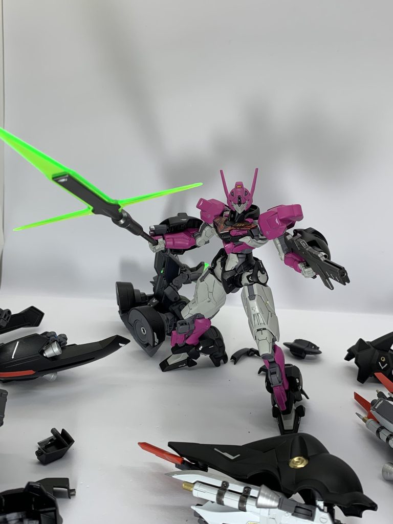 キャストオフ。全身に装備したディランザアーマーをパージすることで、新規フレームことガンダムルブリス・タイプGが姿を表します。「ごめんなさいねぇ、ディランザ改はガンダムなの」