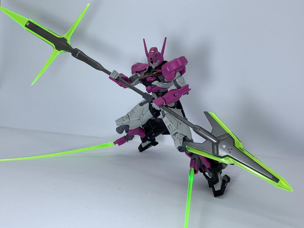 基本設計こそガンダムルブリスと変わらないものの、近代化改修により現行機と遜色ない性能の上に、制御AIについてもXGF-02に搭載されているもののコピー品であるため、実質エアリアルの姉妹機に相当する機体となっている設定です。なんでこんな代物をわざわざプロスペラがグエルさんに贈ったのかについては、多分ジェターク社との提携だったり本人の茶目なっ気とかなんだと思います。