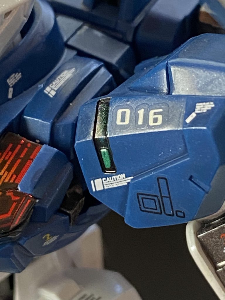 頭部や胸部はクリアパーツやインモールドパーツがあるのですが、肩アーマーや、エスカッシャン中央部の黒い部分の中央にグリーンが光っているような表現のパーツ、みなさんどの様に解釈して塗装されましたか？自分は当初は、黒下地→センサー部をシルバー→クリアグリーン→黒部分全体をクリアーでツヤ出し、と4段階もの部分塗装が必要か⁉︎と考えていたんですが、実際に塗り始めて、黒下地→センサー部をシルバー、黒部分全体を薄めのクリアグリーン(クリアグリーン＋クリアー)で、1工程少なくしても問題ない仕上がりになると発見したので、その方法で全て塗装しました👍