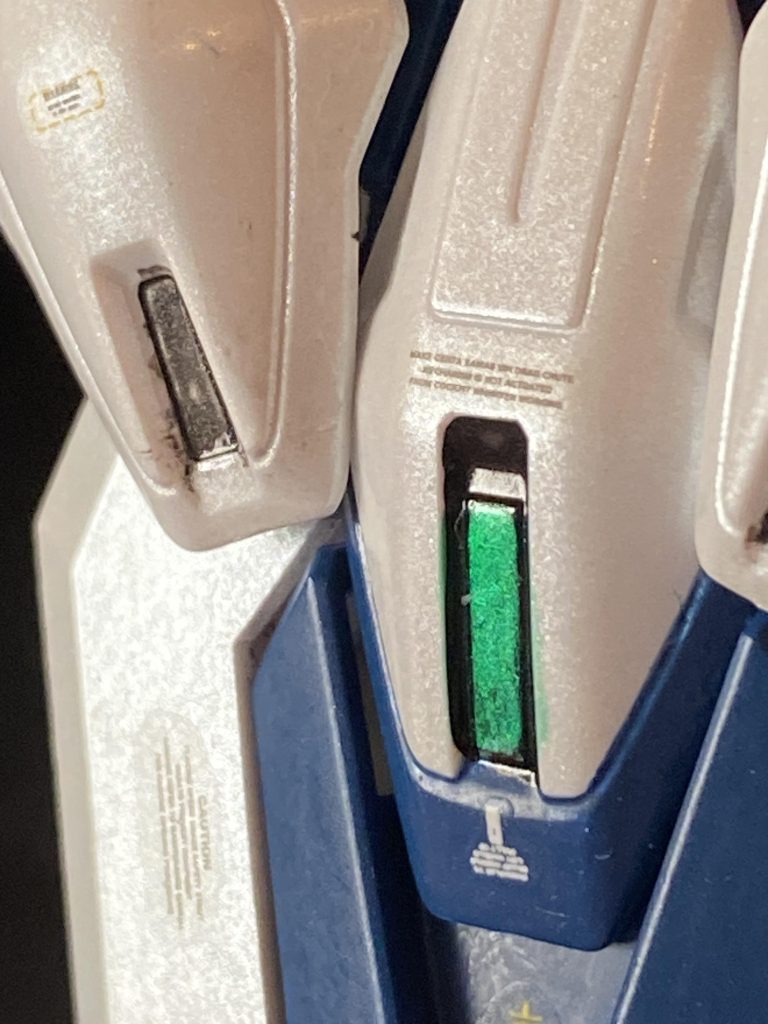 塗装は、当時は(最終決戦前のパワーアップはあれど)最期までこの機体に乗り続けると思っていたので、女性主人公機と、曲線的なボディにインスピレーションを受け、白部分を新発売の水性ホビーカラーホワイトパールにて、キュアキュアの2コートパール塗装に仕上げました。青部分はメリハリをつけようと艶消し塗装にしてあります。