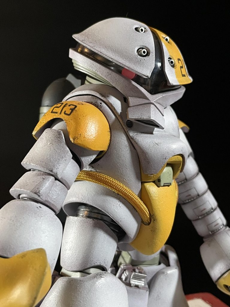 胸元から股にかけて、体圧的な雰囲気にパテで整形。コクピットのハッチドアはザクの手甲で。メッシュの動力パイプを背面から配置しています。