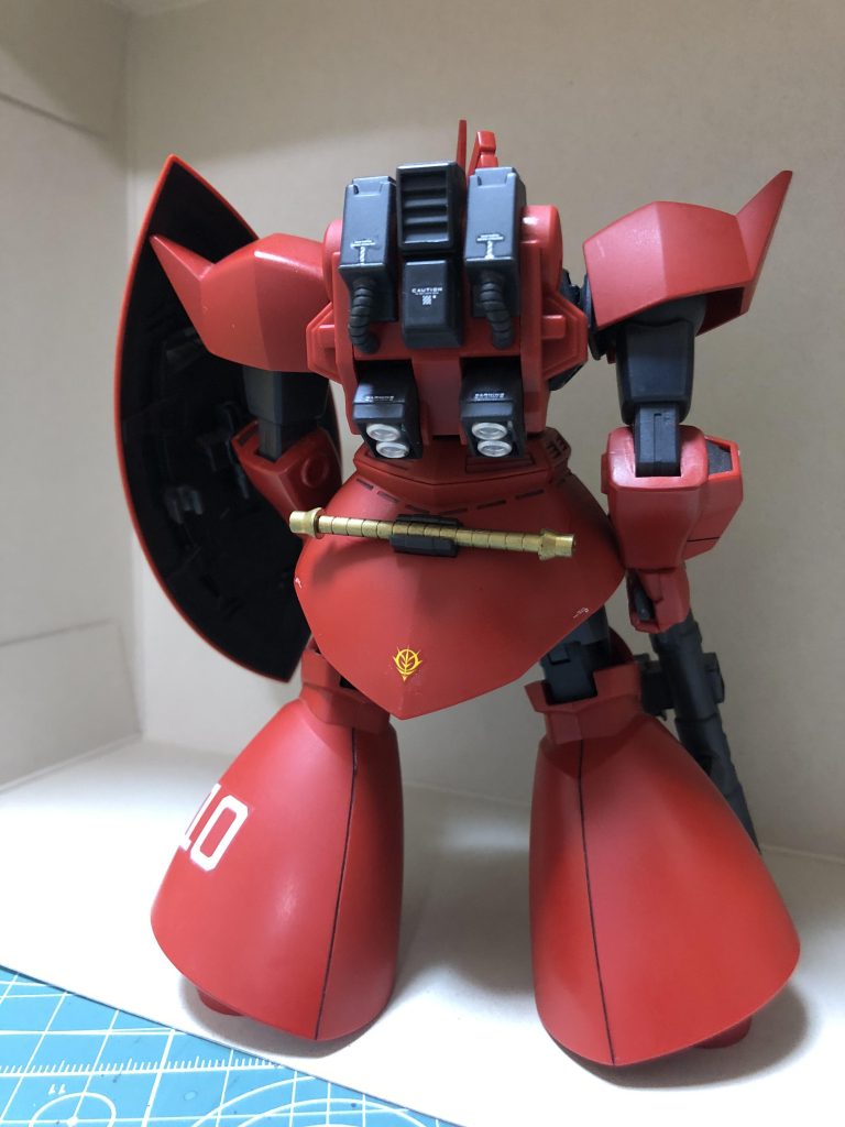 バックパックはデカール貼り過ぎになりがちです。ゲルググは合わせ目キツくてスジ彫り的に誤魔化してますね。