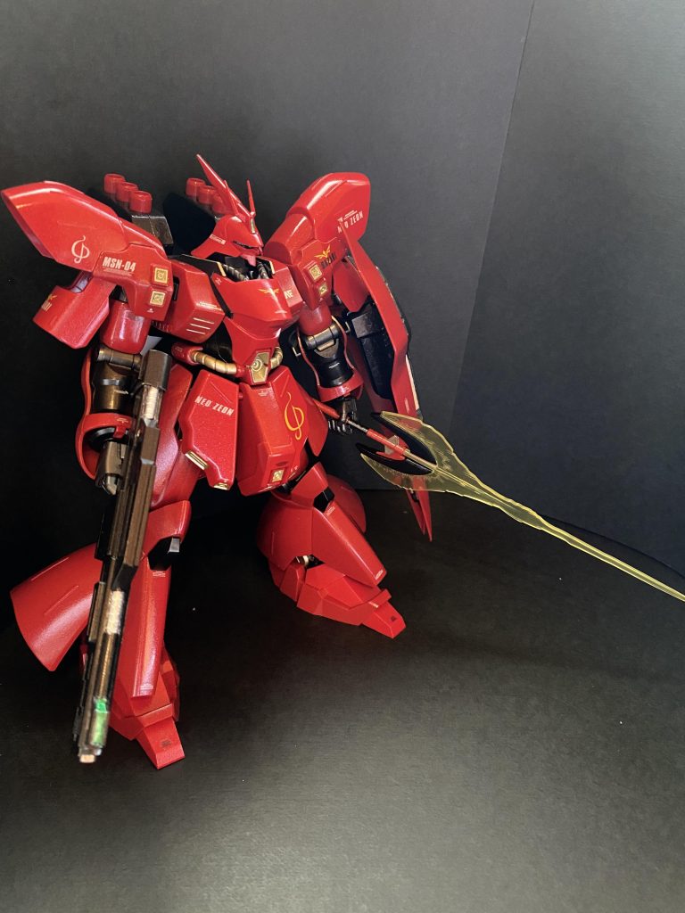 2009年頃に購入・組み立てて、当時ミスターカラー缶スプレーで全塗装した作品だったと記憶しています。デカールと細部筆塗りで仕上げ飾っていましたが、2020年に思い付きでデカールの追加とエアブラシで光沢クリアーのトップコートを数層重ね塗り現在に至ります。キャンディ塗装ではなく、あえて深みを出さない往年のイタ車のようなイメージで仕上げました。