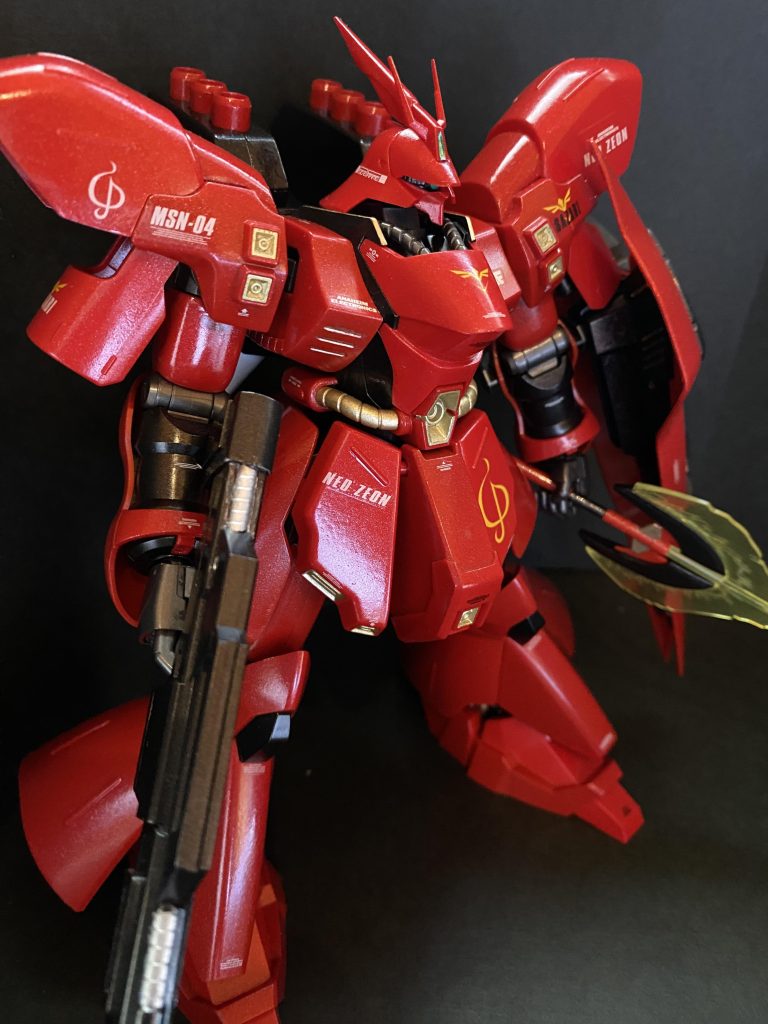 今の配属先であるアナハイム・グラナダ工場ではクライアントからの発注で建造された新型機の最終調整が行われていた。専用のワンオフ機というのは、乗るパイロットが予め決まっているので、調整もパイロットの身体データや操縦データをもとに、事細かに寸分の狂いもなくフィットさせていく。本来であればこの最終調整も納品前の実機のコクピットに実際に座ってもらい、パイロットの意見を聞きながら行うものなのだが、今回は特別な事情がありパイロットも月に来ることが叶わないらしい。