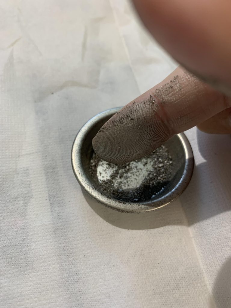 (おまけ)100均のベースにウェザリングで余った粉を指でゴシゴシ塗るといい感じです。コツはつや消しスプレーをして表面をザラザラにしておくことです(粉がよくのります)。指なので細かいところに届かないのと自然なムラが使い古された基地感を出してます。