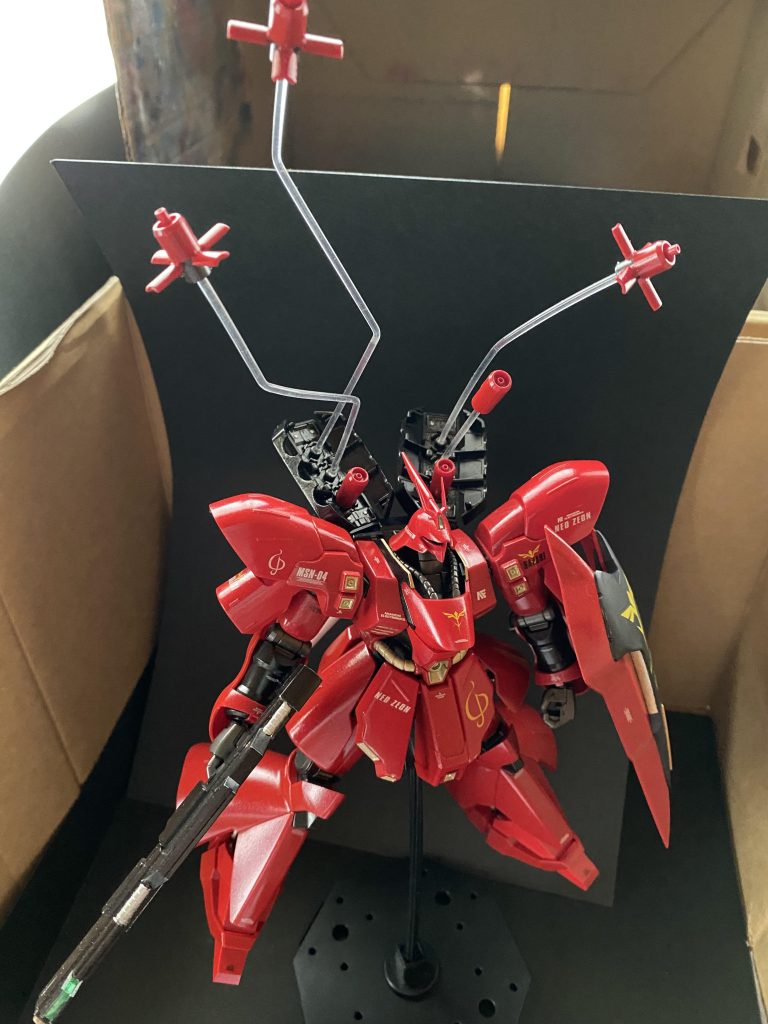 ファンネルは差し替えですが、展開形態も付属するため、2ミリの曲げれるプラ棒を使い射出状態を再現しています。HGにしては結構大型な機体の為、ファンネルまで展開すると黒背景を飛び出してしまい、撮影は苦労しました。