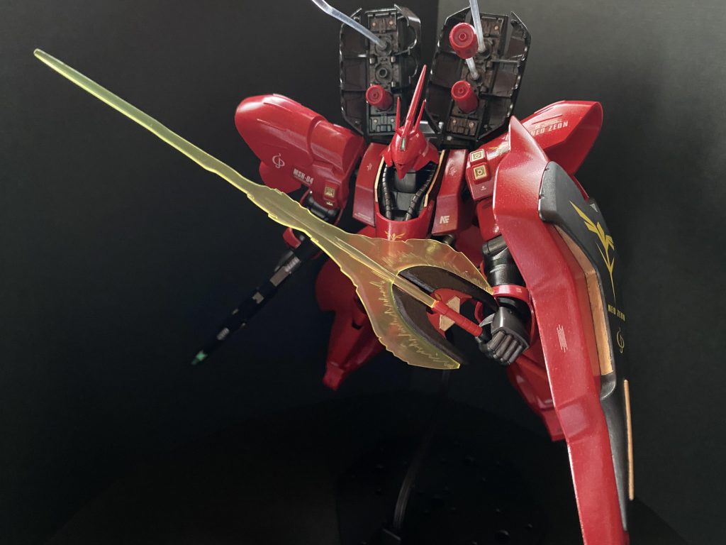 ビームトマホークの最大出力時エフェクトも大型でカッコいい武装です。映画本編では、「この時代のビームサーベルはエネルギー節約のため斬撃時のみ自動でビーム刃を形成する」という設定になっているため、劇中ではこういった見栄えのするポーズは実は見られないんですが、 合理性やUC世界の技術進歩を感じられて意外と好きな演出でした。あと、アームレイカーとか、エアバッグシステムとか、逆シャアならではのメカ描写、結構好きですね。赤い機体vs青い機体フェスに参戦したくって、このタイミングで投稿させて頂きました。この時点では、赤チーム少し押されていますが、微力ながらチームの力になれればと思います。頑張ろう❗️赤い機体チーム❗️使用キットHGUC 1/144 サザビーミスターカラースプレー水性ホビーカラーガンダムデカールタミヤ透明ソフトプラ棒2mm