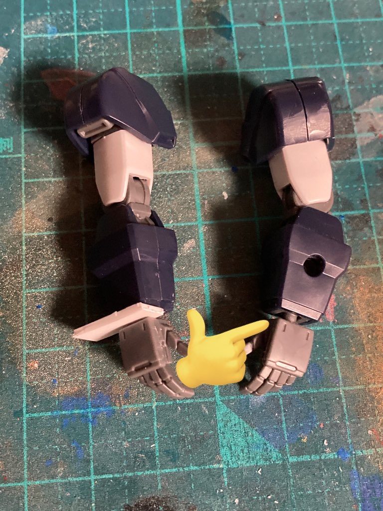 手首の間の隙間が気になってプラ板で埋めたんですが…別のもち手のパターンではめれなくなってました（笑）