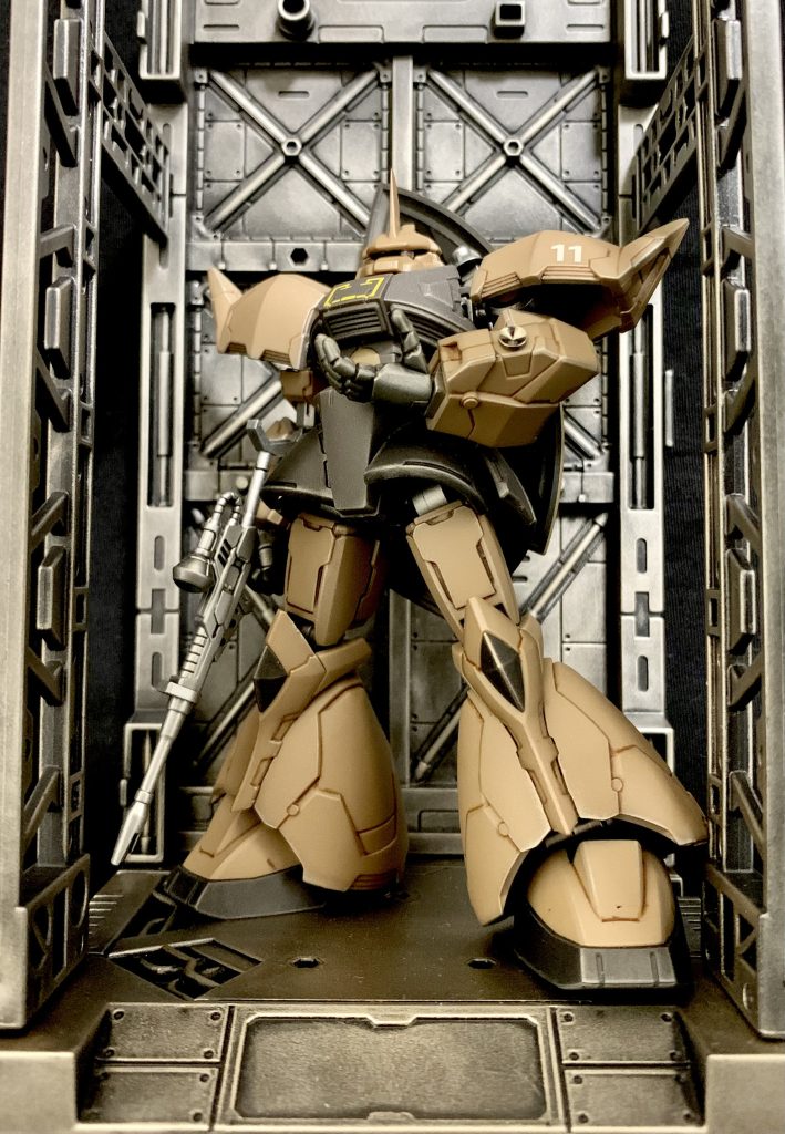 食玩ですが内部フレームのおかげで稼働範囲が広く好きなポーズをとれます。100均ベースのサイズもピッタリでした♪