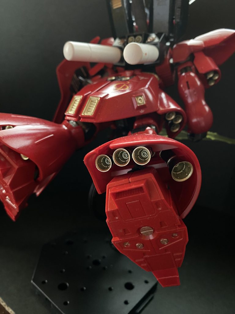 後に知りましたが、ABS関節や、可動域の制限はあるものの、抜群のプロポーションや、この当時にして合わせ目のほとんど出ない作りから名キットと言われているそうです。当時どなたかのブログで見た作例に憧れ、ガンメタで塗装したバーニアの内部をすべてゴールドで筆塗りしていきました。ケレン味を感じるショットです。また、当時アニメ化やMG化で話題だったシナンジュに寄せて、プロへラントタンクを白に変更したり、襟？に見える部分に金のラインを入れてみたりしました。