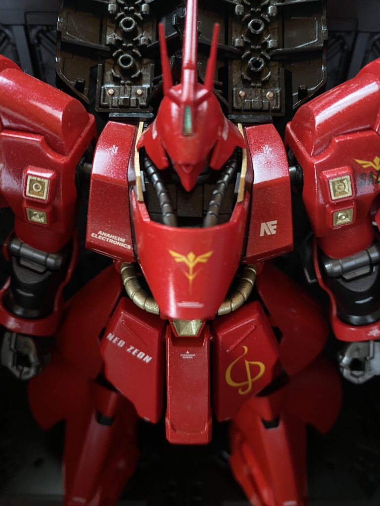 人の手により生み出された科学技術は、常にその功罪と隣り合わせである事も多い。そもそも技術の産みの親たる人もまた、人類の未来に希望の光を見せる温かさを持ちながら、地球さえ破壊してしまうのだ。果たしてこれは、人を照らす光となるか、あるいは人を飲み込む深い闇となるのか、、、いくら想いを巡らせてみたところで、決して出る事は無いその答えを探し求めながら、人はまだ可能性を追い求め続けるのであろう。塗装を終えたばかりの機体は、かつてのジオンの旗のごとく、美しい赤に輝いていた。