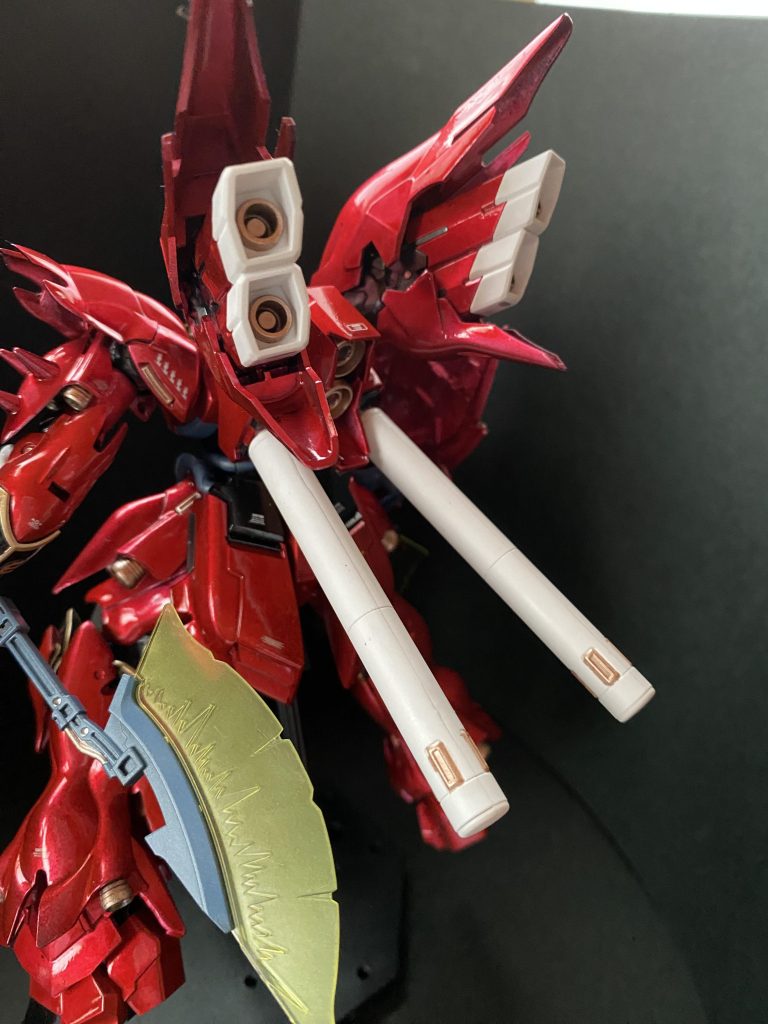 各所バーニアはカッパー、白部分は艶消しホワイト、武器類はグレイメタリックです。