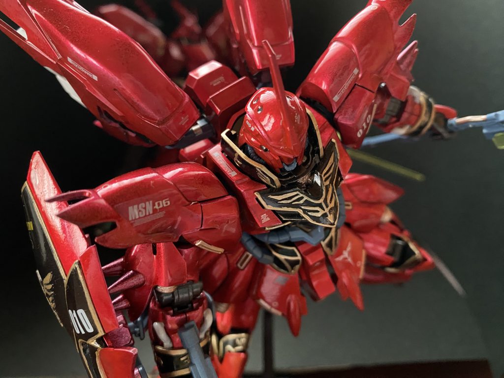 第二次ネオジオン抗争と呼ばれた戦いの後、アナハイムエレクトロニクス社もまた、表では地球連邦軍のモビルスーツ供給を一手に引き受けながら、裏ではその敵対勢力であるネオジオンのMS製造も請け負っていたその事実を糾弾され、上層部は表向きながらも処分を決定した。グラナダ工場幹部たちは総入れ替えの人事となり、かつてのジオン出身の従業員達も、多く解雇や左遷を余儀なくされたのである。