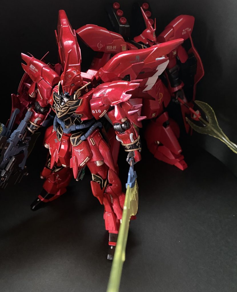 直系ではありませんが、サイコフレーム搭載で、同じアナハイムで建造された機体、赤が魅力的な機体、赤い彗星を継ぐ仮面の男が駆る機体ということで、サザビーと一緒に並べて飾るのが夢で、今回のショートストーリーもサザビーや逆襲のシャアが絡んでくるものに仕立てました。連投になりましたが、現時点で自分史上最高の出来の赤表現で赤い機体チームを応援したく、投稿しました。ラストスパート、頑張ろう❗️赤い機体チーム❗️使用キットHGUC 1/144 シナンジュガンダムベース限定 システムウェポンキット 07 水性ホビーカラーガンダムデカール