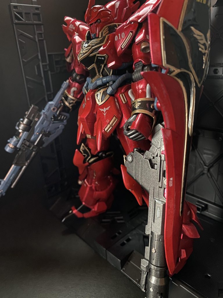 私もまた、連邦軍特務部隊とされる秘密警察のような輩たちに監視され、生きづらさを感じた幾人かの同志とともに月を脱出、パイプ役を介して『袖付き』と呼ばれるネオジオン残党の一派へと合流したのだ。