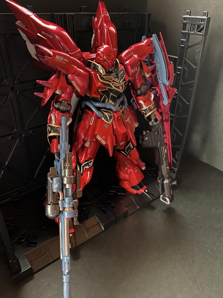 完成後同じ角度からの、努力の甲斐を比べて欲しいです。そして、このキットの最大の鬼門がエングレービング部分の塗装ではないでしょうか?プラパーツは黒一色で、すべてホイルシールでの再現。塗装される方のアプローチも、モデラーさんごとに様々で、金下地の削り出しやら、エナメル塗料の拭き取り、マスキングテープの猛者など実に様々。後に発売されたRGでは、全てメッキの別パーツ化と技術の進歩もありました。が、今回はキャンディ塗装に精力を注ぎ込みましたんで、横着な私はメタルブラックの上にゴールドの筆塗りです。人によっては筆先がプルプルしてストレスの溜まる作業とかとも聞きますが、意外と苦にならず楽しめました。