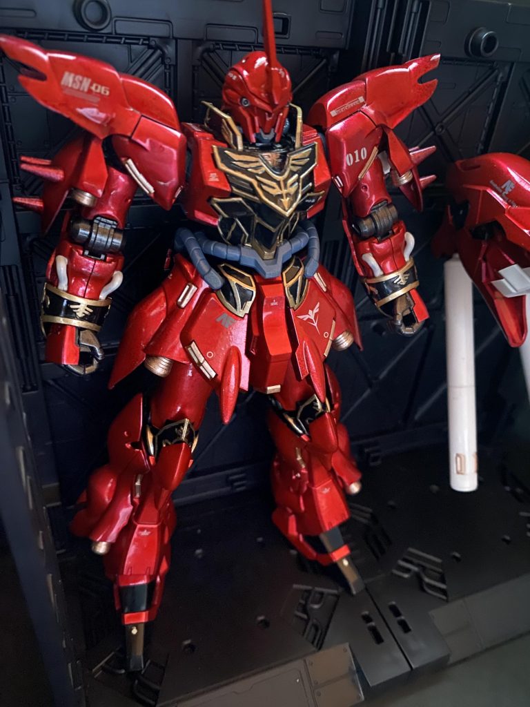 先日もゲリラ部隊によりアナハイムの輸送船団から鹵獲された試作型MSは、大幅な改修と装甲の換装が行われるようだ。強奪といえど、ほぼ無傷で、しかもコクピットの生体認証ロックもかけられていない、まるで差し出されてきたかのような状態であった。まだアナハイムの中にも手引きをするシンパは居るという事かもしれない。