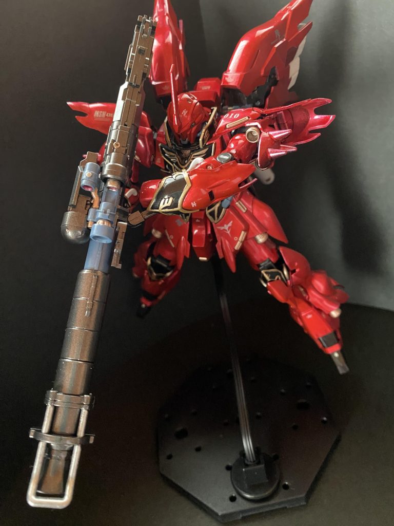 所属が変われど、メカニックの仕事自体には何か大きな変わりは無く、それはネオジオン陣営のMSもアナハイム製が多く占めていたこと、陣営を問わずMS関連技術における共通規格・ユニバーサル規格化が推し進められていたことなどによる部分が大きかった。