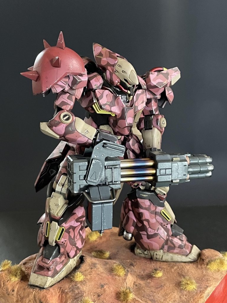 3色迷彩にレッドショルダー。武器にはコトブキヤさんのパーツで大型連装ロケットランチャーを作ってみました。