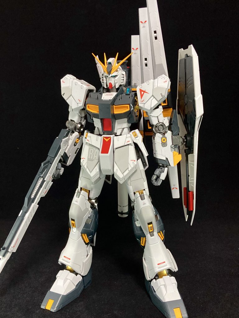 ボディーなどのパーツにガイアノーツのミッドナイトブルーを使用。調色したら青に寄りすぎたので結局そのまま塗装しました。白とグレーはニュートラルグレーⅠとIIを使用。黄・赤の下地はNAZCAピンクサフ。