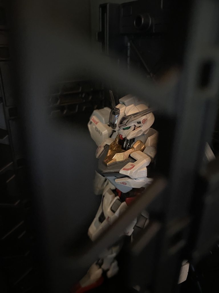 宇宙議会連合の格納庫にて、厳重に秘匿・保管されていた本機ではあったが、かつて《怪物》名で呼ばれたMSですら、急遽戦場に実戦投入させるには、21年という歳月はあまりにも長過ぎたのである。 