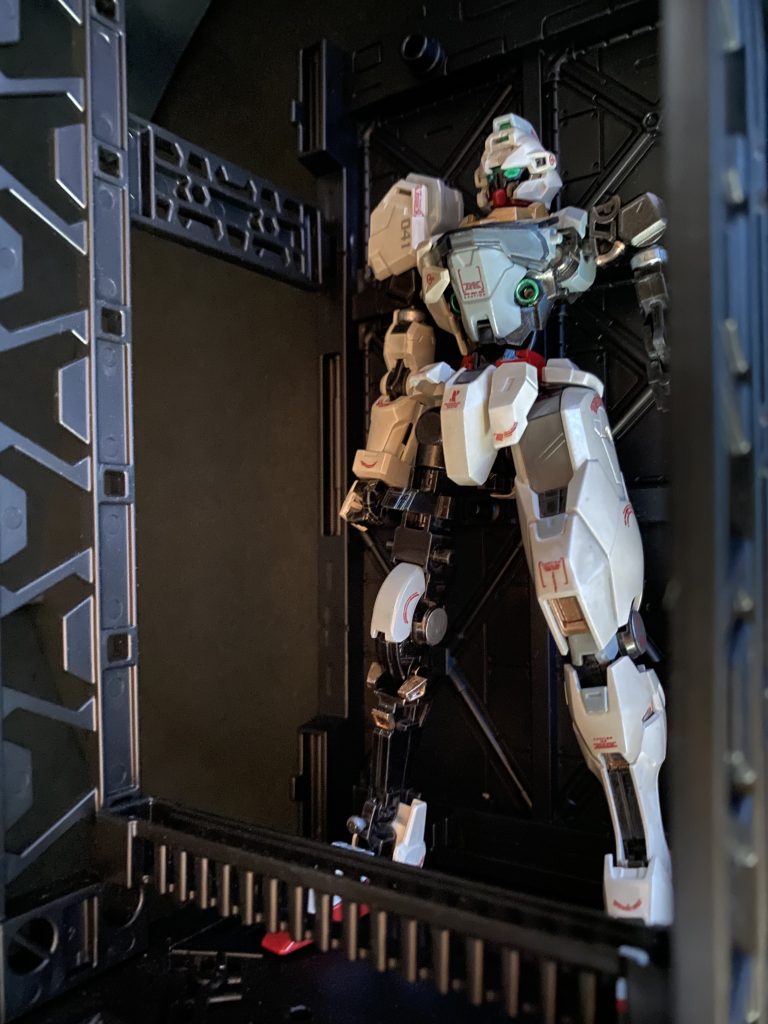 そこで、ベネリットグループの中でもベテランの域に達している古参の実力派整備士が集められ、急遽専属メカニックチームを編成。彼らにより、旧型とも呼べるキャリバーンは突貫作業ながらも全身にわたるオーバーホールが敢行された。