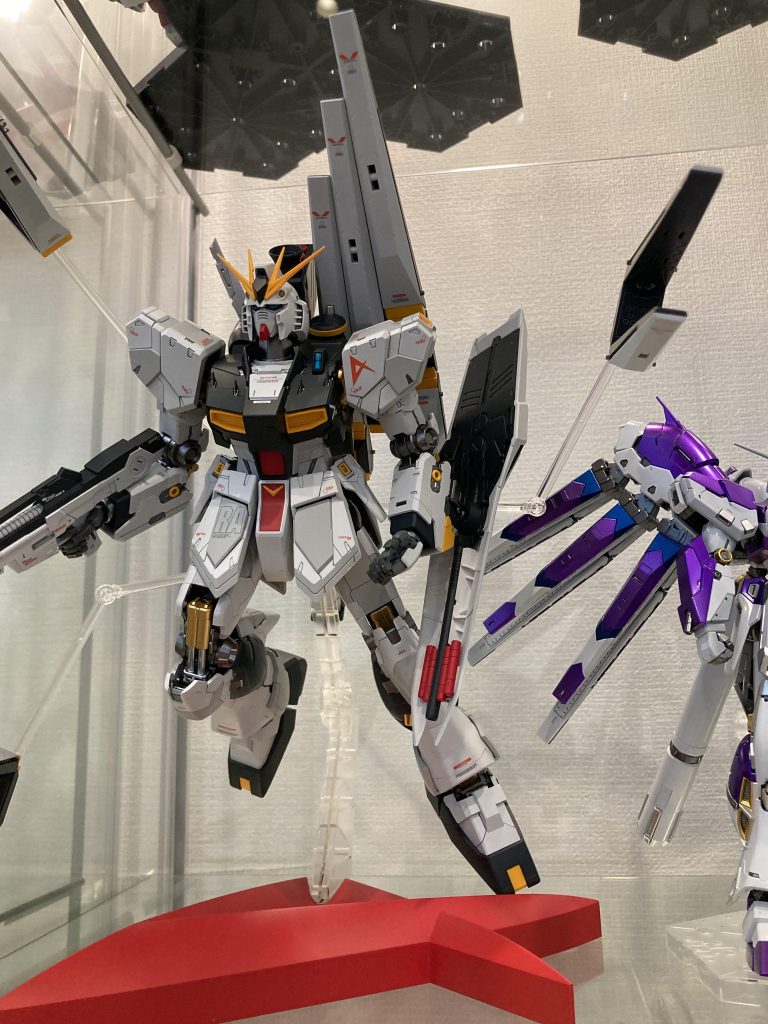 アームがへたるまではカッコ良いのでフィンファンネルを展開して飾ろうと思います。台座はハーマンレッド