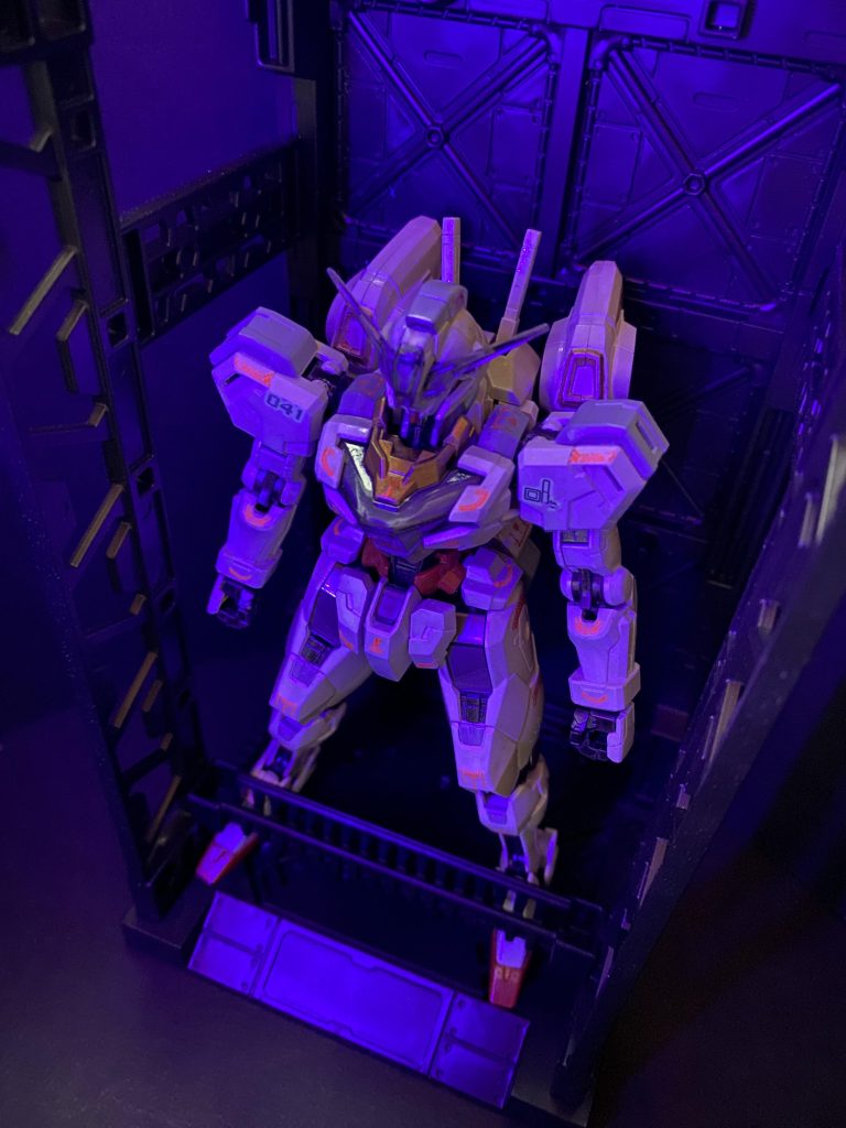 一部劣化した部品や交換可能なユニットは、現代基準のものにアップデートされ、さらには分子レベルにまで小型化したパーメットを含む特殊な塗料をマーキングすることにより、機体の情報伝達を向上させる新機軸の最新技術・パーメットデカールなども施された。