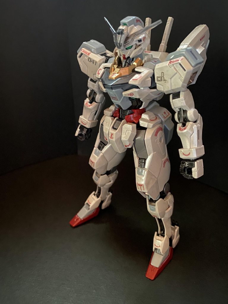 スレッタの最終搭乗機に関しては、シュバルゼッテとか、デミバーディングとか、ウルとソーンを合体させたものだとか、ガンドノードのうちの一機だとか、色々考察がなされていましたよね💡まさかの新型機ではなく、なんなら劇中登場した中でも最も古い部類の機体。。何の問題もなく、いきなり動かせる訳はないハズ、、本編で描ききれなかった裏方の人々の活躍は何かしらあっただろう、と。そんなところから、ネーミングは旧車などに手を加えて再び乗れるようにする事を意味するレストアからです。結局、主体の白は変えない方針だけど、エアリアルとかの青白い系のパールホワイトではなく、暖色系のオフホワイトなイメージのパールホワイトに。サブカラーとして白を邪魔しないライトグレーメタリックを一部パーツに。本編でスレッタは白魔女でも黒魔女でもない独自の道を歩んでいったところから、どちらでもない灰色の魔女というキーワードもイメージしながら。ショートストーリーで触れた交換されたパーツがこの色の部分にあたるという設定です。最終回、「21年前の機体であるキャリバーンと、エアリアル改修型の専用装備であるビットステイヴがいきなり合体できてしまうなんておかしい❗️」なんて意見も聞かれたんですが、そこら辺のカラクリにも実は関わっていたかも、という匂わせもしておきますwゴールドはどうしても加えたかったカラーですが、下品になりすぎないよう、首元のパーツをさらに切り分け別パーツ化して、胸元の部分だけに。バーニア類はカッパーに。パールホワイトの下地色の暖色系メタリックホワイトが、最近自作していた自家製薄め液の不具合から、正直失敗してしまいましたが、パールコートと、勢いでそのまま押し通してしまいました😅