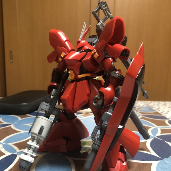 hguc ”陸戦型”サザビー 製作2今回は背中周りメインで手を入れました👍ファンネルコンテナを流用した設定で、エネルギー発電装置とライフルラックに改修しました😁全体のバランス見てプロペラントタンクも延長しました✨（重心バランスも良くなった🤩）シールド裏には、パイルバンカーを装着しました😉次回から本体の改修です🙌✨（1枚目）