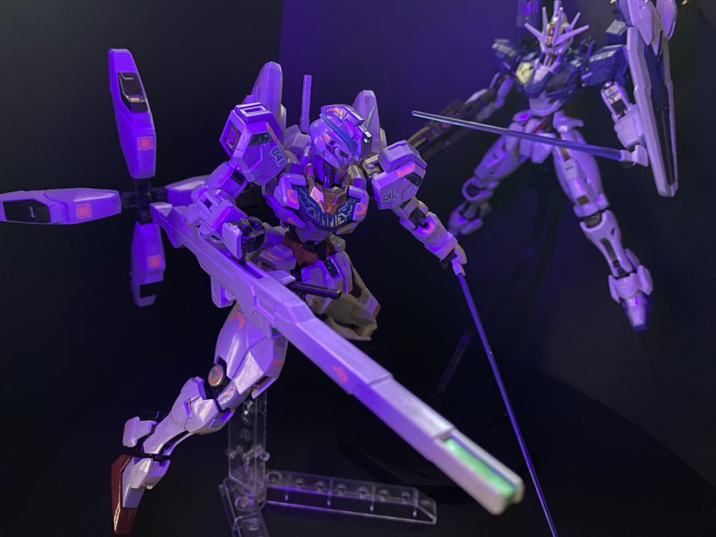 二律背反する想いをスタッフの誰もが抱きながら、起動テストに向かうパイロットスーツ姿のスレッタ・マーキュリーを見守るのであった。