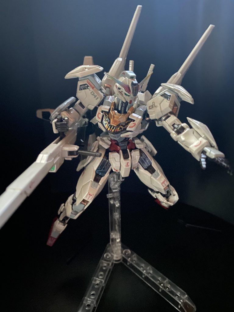 水星の魔女最終回の興奮冷めやらぬ中、見たことも無いような店頭の長蛇の列に並び初回発売日に購入。すぐに素組し塗装のイメージをあれこれと考えていました。発売日当日からすでに沢山のモデラーさんが、それぞれ思い想いのキャリバーンを発表されていましたね。