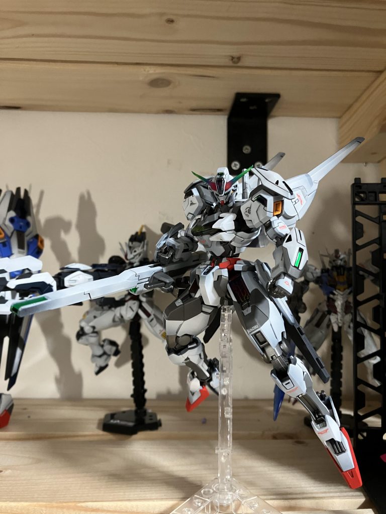 部屋のガンプラ用の棚に飾りました!もうそろそろ、棚が埋まりそうです、w
