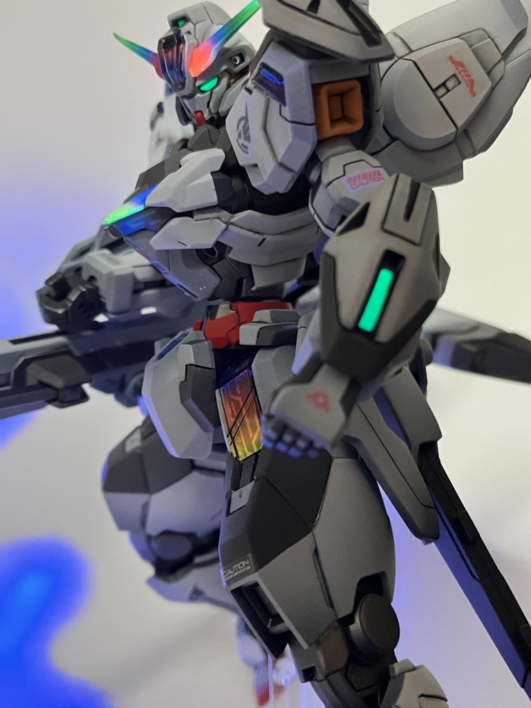 一部のガンビットにはエナメルのフラットブラックを吹いて、見栄えとマスキングし切れなかった蛍光塗料の光を遮断しています! 今回内部フレームはスターブライトアイアンで塗装したあとスーパースムースクリアーでつや消しメタリックにし、リアルな金属の質感にしています!