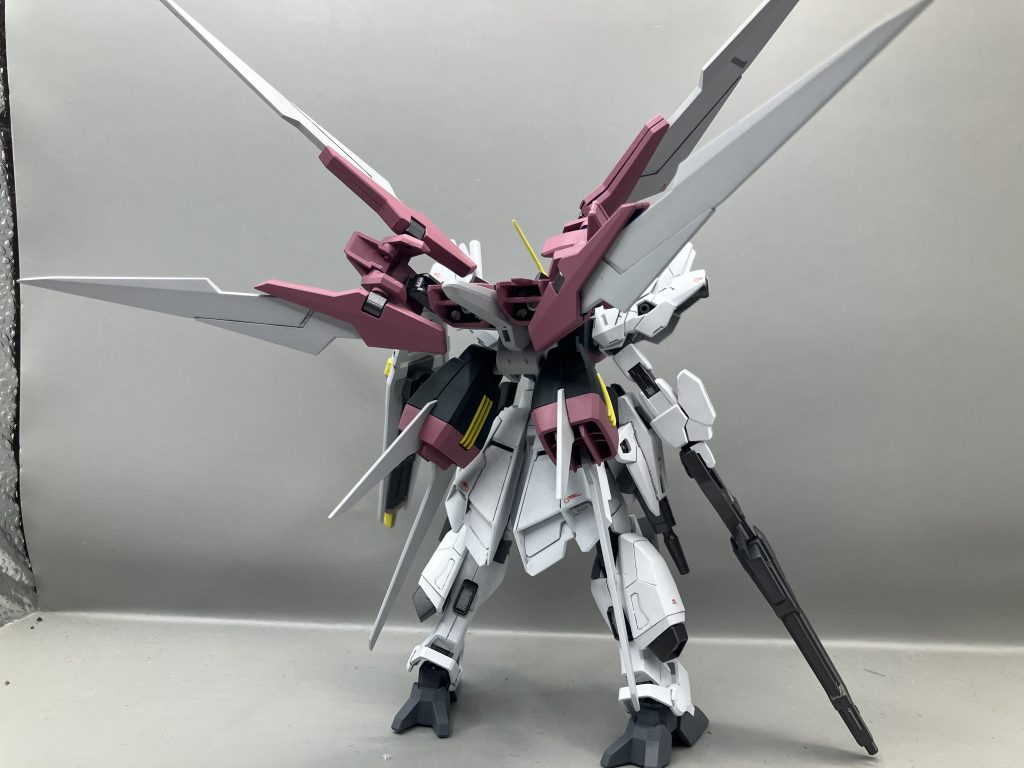 後ろ姿HGCEストライクのエールストライカーの主翼をHGガンダムAGE-2の肩の翼に換装しました。 