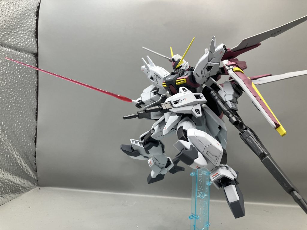 今回の反省点はシナンジュスタインの膝アーマーや腰のリアアーマーは塗装後に瞬間接着剤で接着したのですがポージング時に外れてしまったので3ミリ穴のジョイント等を自作した方が良いかなと思いました。